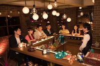 「たとえBAR」の様子。(c)NHK