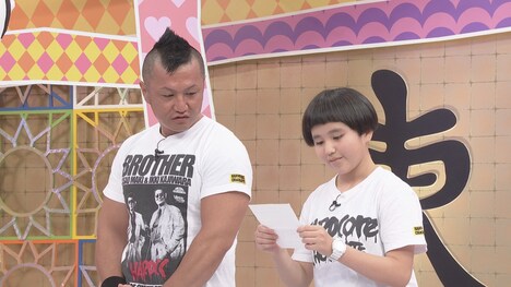 完熟フレッシュ。パパ・池田57CRAZY（左）へ宛てた手紙を娘・池田レイラ（右）が読む。(c)中京テレビ