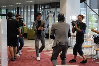 ロングスイカ割りに挑むダイタク。(c)静岡朝日テレビ