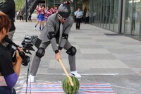 ロングスイカ割りに挑むダイタク。(c)静岡朝日テレビ