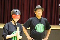 「ロングスイカ割り大会」の様子。(c)静岡朝日テレビ