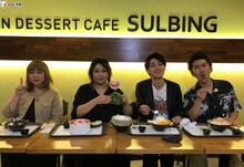 左から海原やすよ ともこ、ツートライブ。