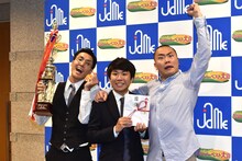「あなたが選ぶ！お笑いハーベスト大賞2018」で優勝したハナコ。左から、菊田、秋山、岡部。