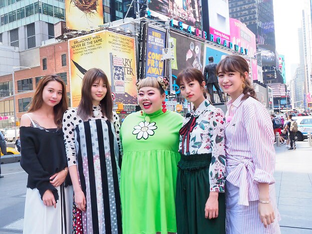「100%のキレイ★オイシイ見つけ旅 in ニューヨーク」に出演する渡辺直美（中央）。(c)テレビ朝日