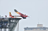 滑空機に乗って飛び立つ三四郎・小宮。