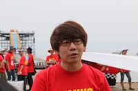 フライト前の囲み取材に応じる三四郎・小宮。