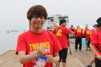 フライト前の囲み取材に応じる三四郎・小宮。