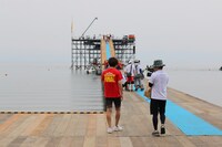 プラットフォームへと向かう三四郎・小宮。