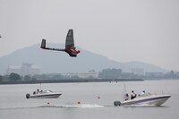 滑空機に乗って飛び立つ三四郎・小宮。