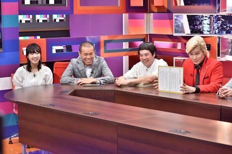 カズレーザー（右）によるプレゼンのワンシーン。(c)中京テレビ