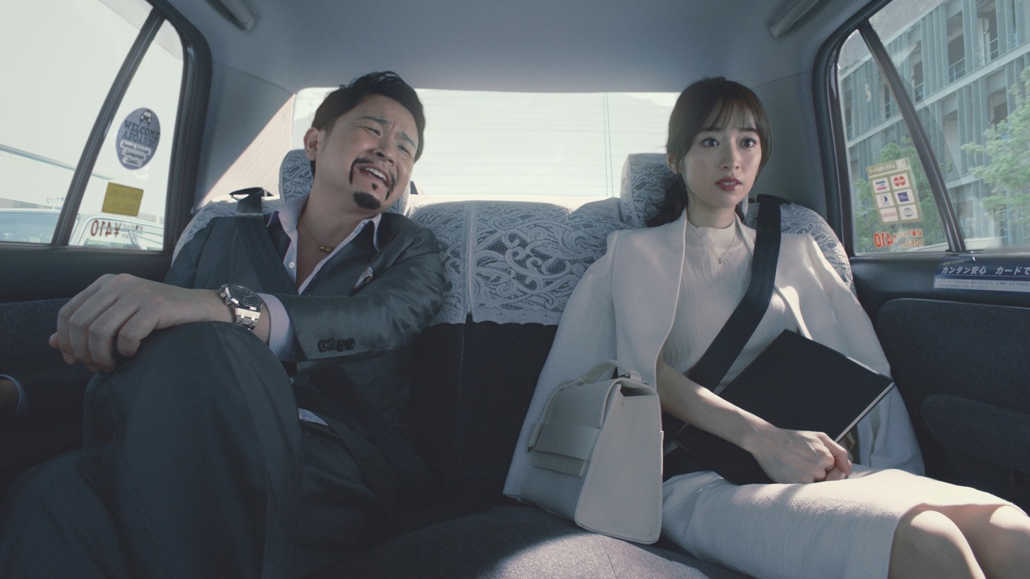 新CM「『to B タクシーアド』篇」に出演する（左から）千鳥ノブ、泉里香。