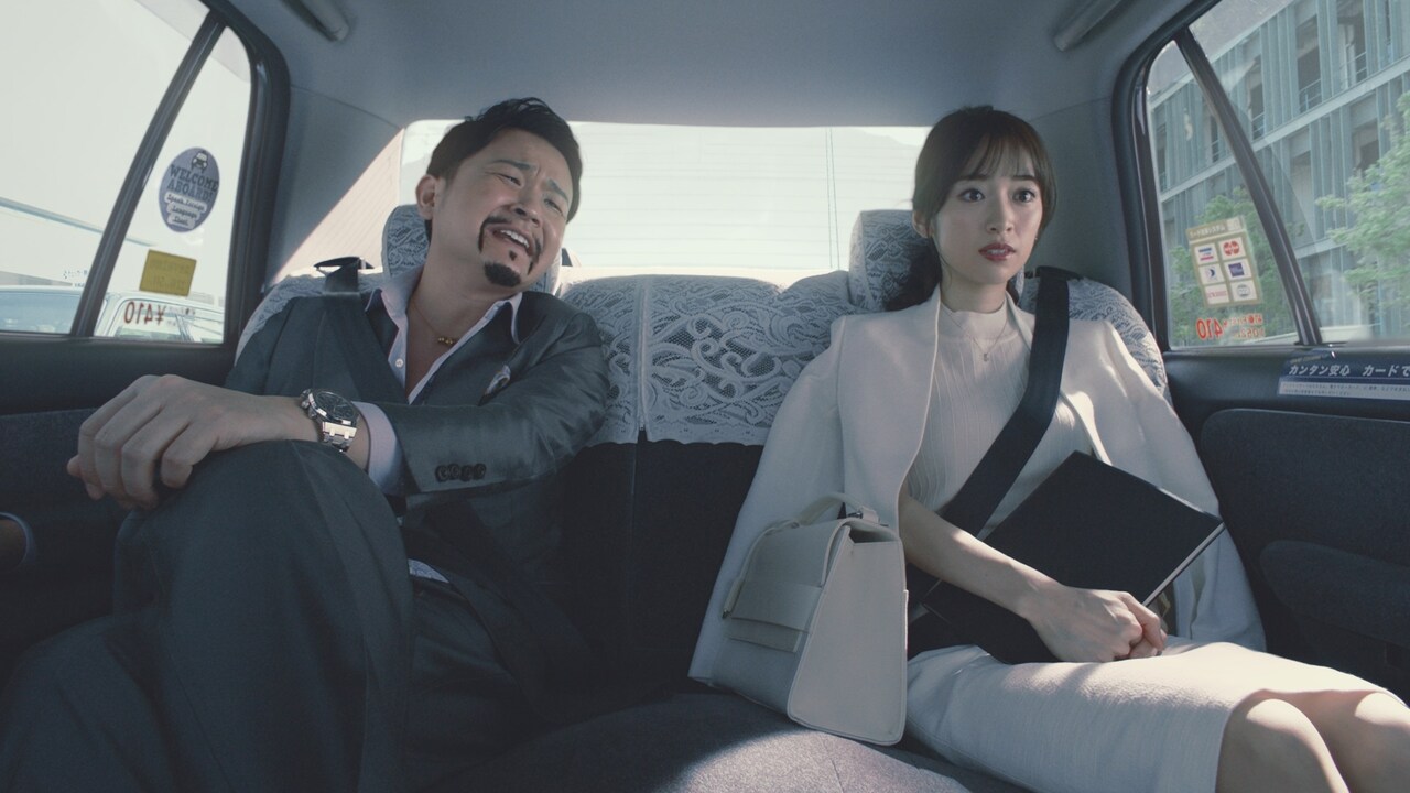 新CM「『to B タクシーアド』篇」に出演する（左から）千鳥ノブ、泉里香。
