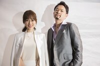 （左から）泉里香、千鳥ノブ。