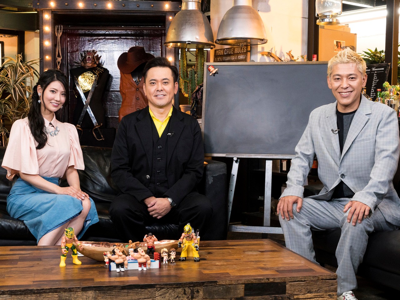「有田と週刊プロレスと シーズン3」に出演する（左から）倉持明日香、くりぃむしちゅー有田、ロンドンブーツ1号2号・田村亮。(c)flag Co.,Ltd.