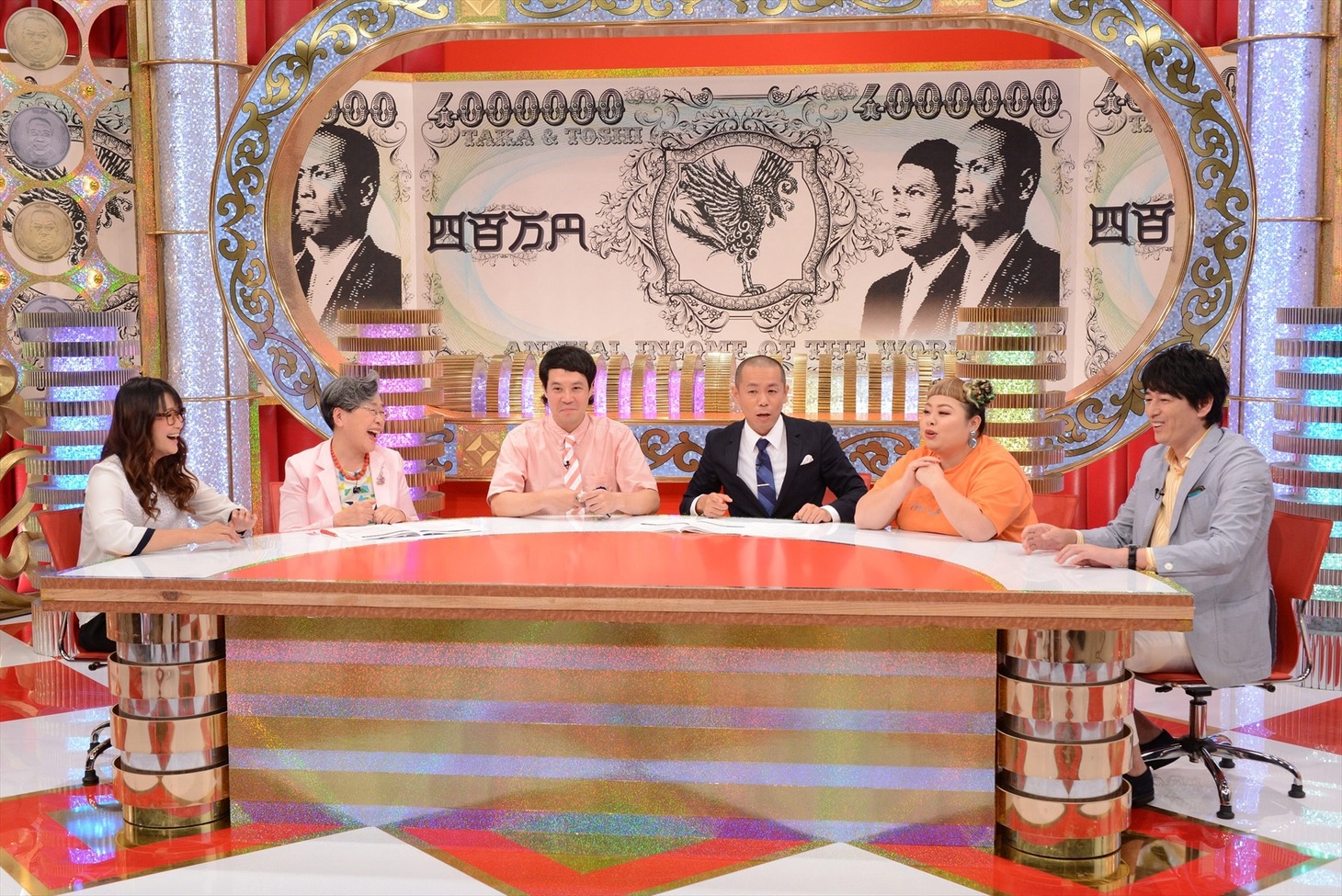 スタジオ出演者たち。(c)中京テレビ