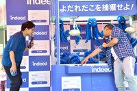 千鳥・大悟（右）が「よだれだこ捕獲作業」に挑むワンシーン。