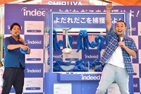 千鳥・大悟（右）が「よだれだこ捕獲作業」に成功した瞬間。