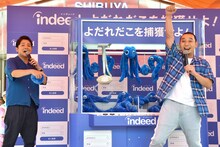 千鳥・大悟（右）が「よだれだこ捕獲作業」に成功した瞬間。