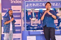 千鳥ノブ（右）が「よだれだこ捕獲作業」に失敗したワンシーン。