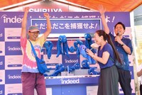 一般ファンによる「よだれだこ捕獲作業」を応援する千鳥ノブ（右）。