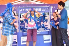 一般ファンによる「よだれだこ捕獲作業」を応援する千鳥（両端）。