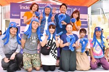 イベントに登壇した千鳥とアンバサダーの2人（後列）、一般のファンたち。