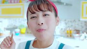 ベビースターラーメンの新CM「ヤベイビークッキング」編のワンシーン。