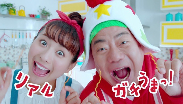 ベビースターラーメンの新CM「ヤベイビークッキング」編のワンシーン。