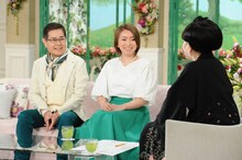 「徹子の部屋」に出演する（左から）加藤茶と妻・綾菜。(c)テレビ朝日