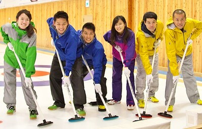 「ますおかタカトシこじるりの ベタな旅人トラベター」で北海道北見市常呂町を訪れ、カーリングに挑戦する出演者たち。(c)HBC