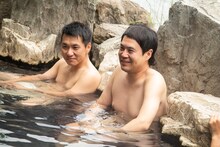 （左から）ますだおかだ増田、タカアンドトシ・タカ。(c)HBC