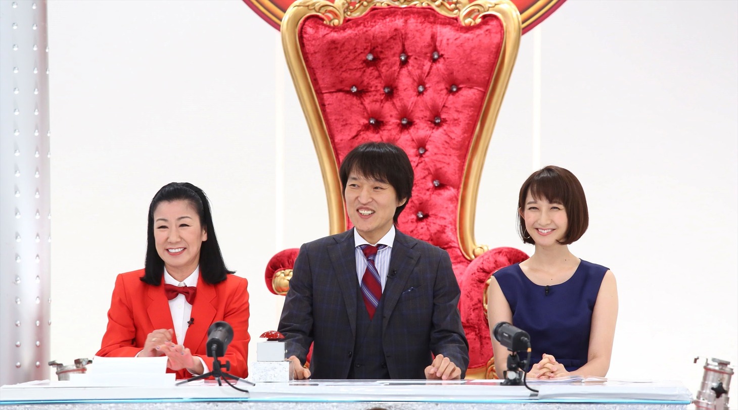 MCの千原ジュニア（中央）とハイヒール・リンゴ（左）、竹上萌奈アナ（右）。(c)関西テレビ