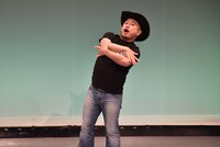 「ハリウッドザコシショウのミニ単独ライブシリーズ SEASON(10)-1『泥棒ザコシの劇場版キチ街の悪夢』」のオープニングでポーズを決めるハリウッドザコシショウ。