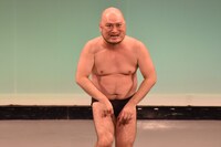 モノマネを披露する、ハリウッドザコシショウ。