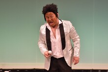 1人コントを繰り広げる、ハリウッドザコシショウ。