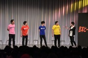 吉本ヒーロータイムの面々と、MCのLLR福田（右）。