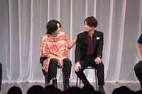 仲睦まじくトークをする三浦涼介と渡部秀。