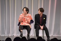 笑顔を見せる三浦涼介と、渡部秀。