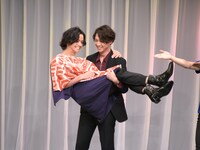 軽々と三浦涼介をお姫様抱っこする渡部秀。客席からは「フゥー！」と歓声が飛んだ。