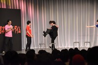 お姫様抱っこをしつつ、舞台裏にはけようとする渡部秀（左から3人目）。