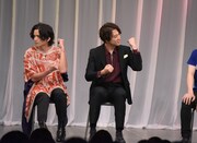 チャミスルの美味しい飲み方について語る渡部秀（右）と、それを一緒に説明する三浦涼介。