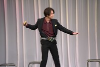 変身ポーズを決める渡部秀。