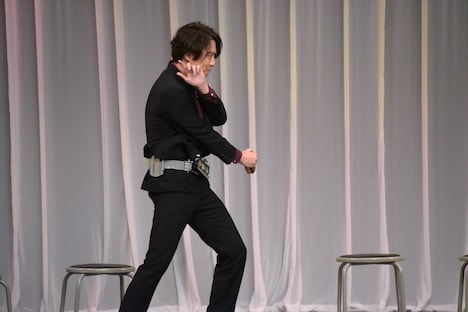 凛々しく変身してみせた渡部秀。