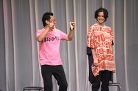 アイスを持ってきた新井（左）。