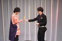 アイスを手にする三浦と渡部。