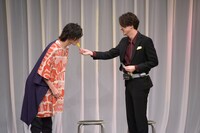 三浦にアイスを食べさせる渡部（右）。