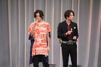 アイスを頬張る三浦と渡部。