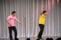 新井と安部による漫才。