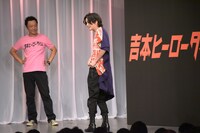 ジェスチャーゲームにて、映司というお題にパンツを強調する三浦（右）。