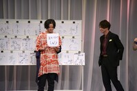 「わたなべしゅう」と色紙に記した三浦涼介（左）。